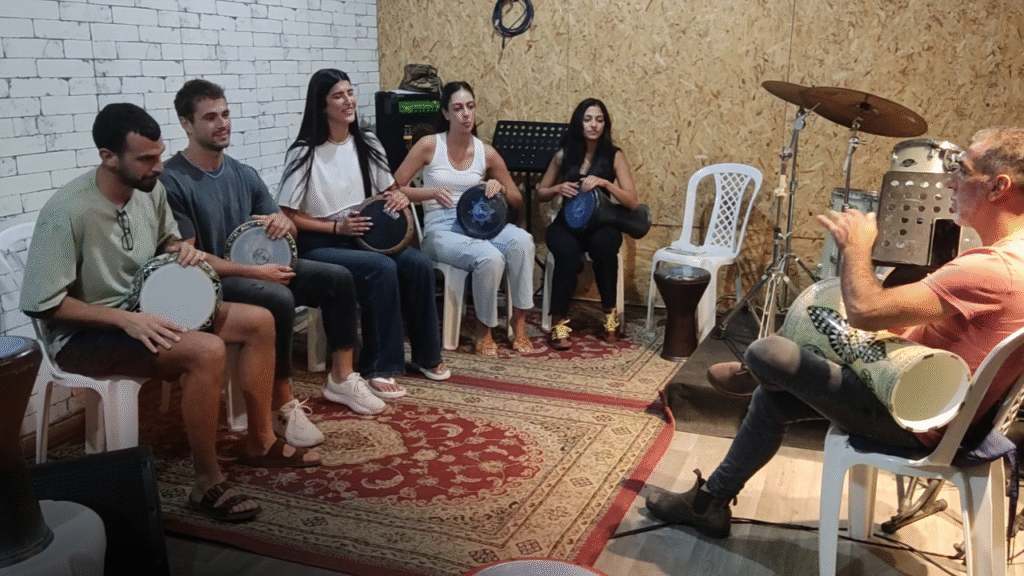 מורה לדרבוקה שיעורי דרבוקה בקבוצה עם לואי חורי